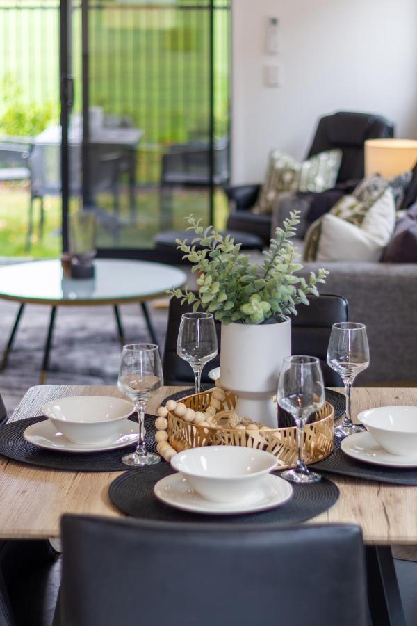 Peaceful Park View Townhouse 2 Bed W/Carpark Leilighet Christchurch Eksteriør bilde